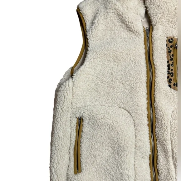 ALTAR’D STATE Women’s Size Small Cream Colored Sherpa Pocketed Vest - Picture 4 of 7